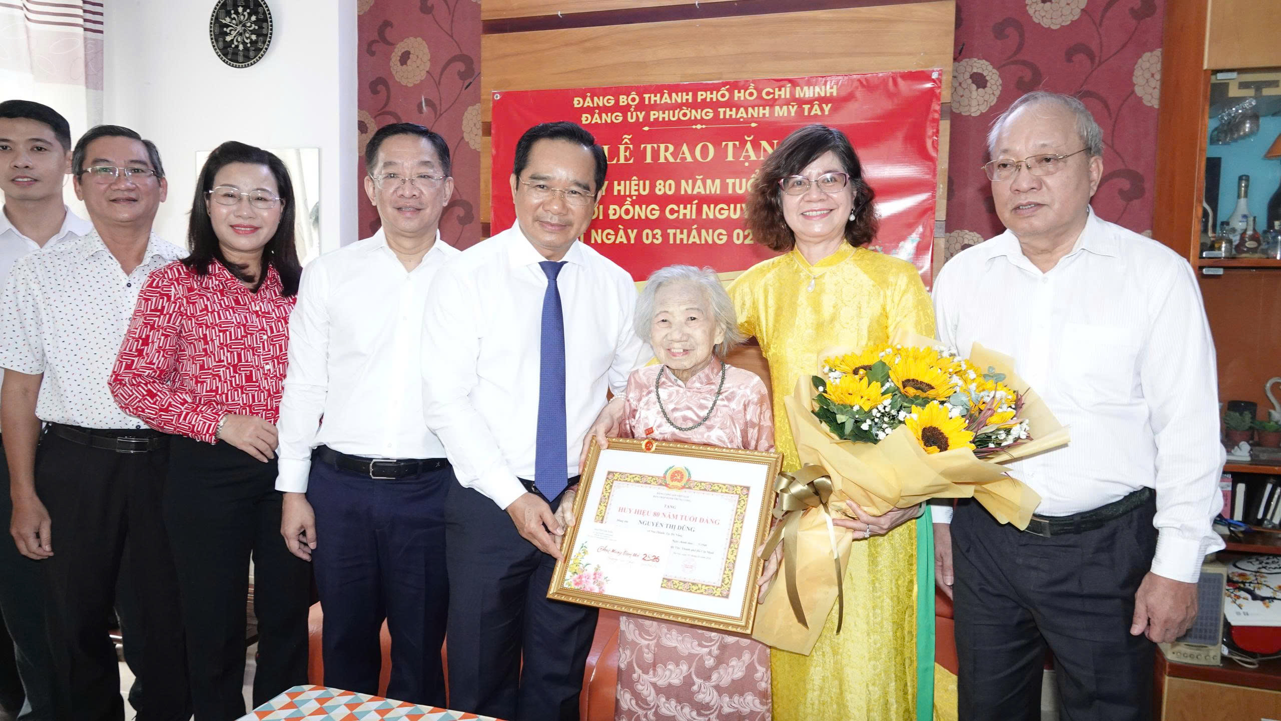 Chủ tịch UBND TPHCM trao tặng Huy hiệu 80 năm tuổi Đảng cho đảng viên Nguyễn Thị Dũng